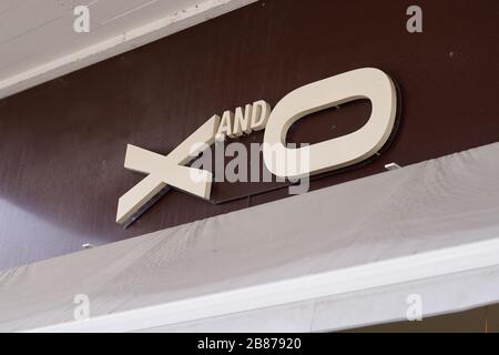 Bordeaux, Aquitanien/Frankreich - 02 15 2020: X und O Logo Shop Teil Ikks Modegeschäft Zeichen Marke Kleidung Stockfoto