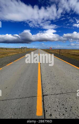 Blick auf die Route 9, in der Nähe der Stadt Punta Arenas, Patagonien, Chile, Südamerika Stockfoto