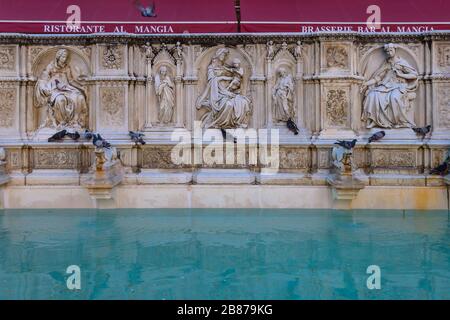 Gaia Fountain (Fonte Gaia), ein historischer monumentaler Brunnen auf der Piazza del Campo, Siena, Toskana, Italien Stockfoto