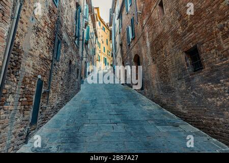 Eine Gasse im historischen Zentrum von Siena, Toskana, Italien, nicht weit von der Piazza del Campo entfernt. Stockfoto