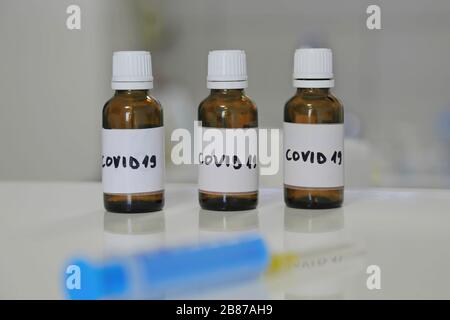 Flaschen mit COVID19-Blutproben Stockfoto