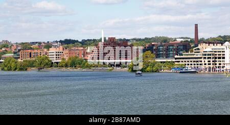 Die Uferpromenade von Georgetown in Washington DC, USA. Im Vordergrund fließt der Potomac River. Stockfoto