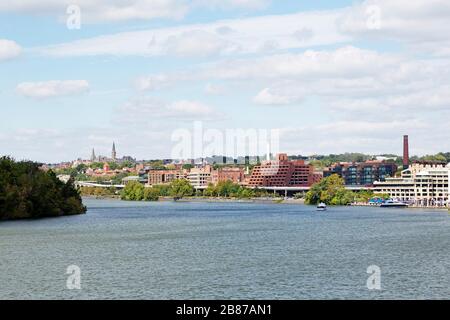 Die Uferpromenade von Georgetown in Washington DC, USA. Im Vordergrund fließt der Potomac River. Stockfoto