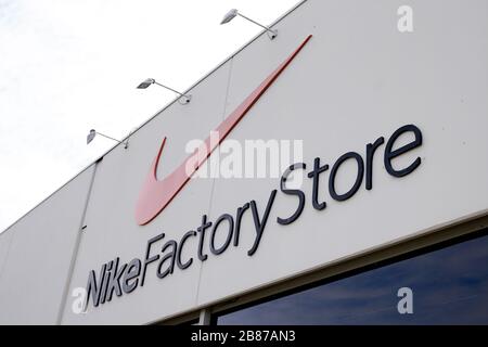 Bordeaux, Aquitanien/Frankreich - 09 24 2019: Nike Factory Store Shop - Schild vorne Stockfoto