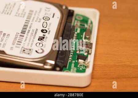 Nahansicht einer internen Festplatte eines Notebooks, das an eine externe usb-Box angeschlossen ist Stockfoto
