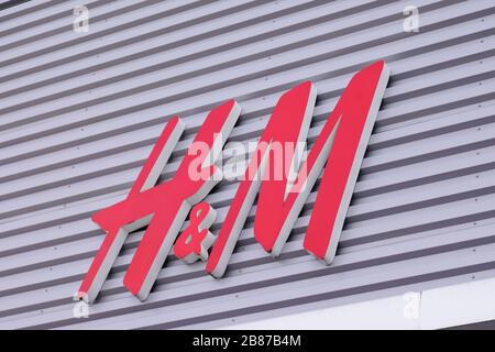 Bordeaux, Aquitanien/Frankreich - 09 27 2019: H&M Logo H & M Hennes Mauritz ab schwedisches multinationales Einzelhandelsunternehmen Mode cleidshop Stockfoto