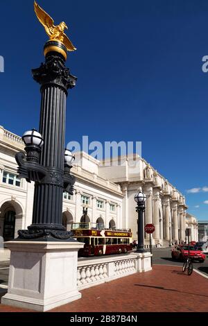 Die mit dem Eagle übersäte Säule befindet sich außerhalb der Union Station in Washington DC, USA. Der Bahnhof wurde vom Architekten Daniel H. Burnham entworfen. Stockfoto