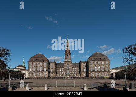 Schloss Christiansborg in Kopenhagen, Dänemark. Großartiges Gebäude der dänischen Royals unter blauem Himmel an einem sonnigen Tag Stockfoto