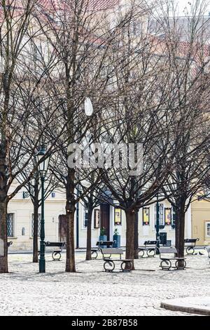 Prag, Tschechien - 19. März 2020. Straße Na Kampe an der Karlsbrücke ohne Touristen während des Reiseverbots von Coronavirus Stockfoto