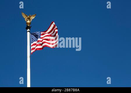 Die Flagge der Vereinigten Staaten von Amerika fliegt in Washington DC, USA. Die rote, weiße und blaue Flagge wird oft "Stars and Stripes" oder "Old Glory" genannt. Stockfoto