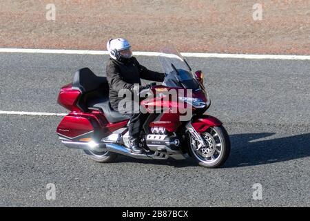 Red Honda Goldwing Motorrad; Fahrzeugverkehr, zwei Radwege, Bewegung, Bewegung, Umzugswege, britische Straßen, moderner Motorradfahrer auf der Autobahn M6, Manchester, Großbritannien Stockfoto