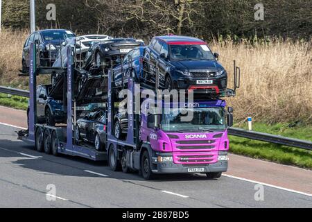 CINCH-Transporter; LKW-Transport, Transport, BCA-Abholung und -Lieferung, LKW, Sonderfracht, Scania-Fahrzeug, Lieferung, Transport, Industrie, Fracht auf der Autobahn M6. Stockfoto