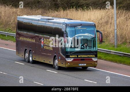 Parrys International Coach Operator auf der M6 in Lancaster, Großbritannien, fährt einen 2017 braun und Gold mehrfarbigen Van Hool Tx17 Astron Auto. Stockfoto