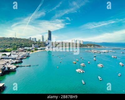 Luftansicht Mit Drone. Touristen am Pattaya Beach, Chonburi, Thailand. Schöne Landschaft Hut Pattaya Beach. Stockfoto