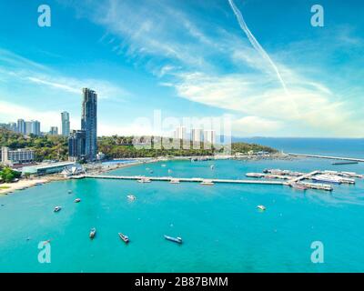 Luftansicht Mit Drone. Touristen am Pattaya Beach, Chonburi, Thailand. Schöne Landschaft Hut Pattaya Beach. Stockfoto