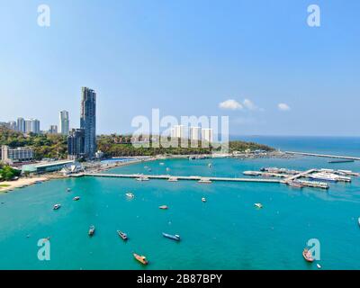 Luftansicht Mit Drone. Touristen am Pattaya Beach, Chonburi, Thailand. Schöne Landschaft Hut Pattaya Beach. Stockfoto