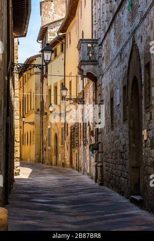 Colle di Val d'Elsa, Toskana / Italien: Eine enge, kurvige Gasse mit typischen Häusern in der historischen Oberstadt Colle Alta. Stockfoto