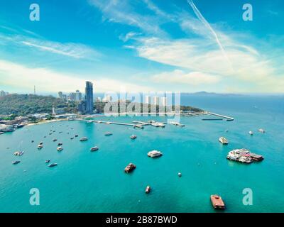 Luftansicht Mit Drone. Touristen am Pattaya Beach, Chonburi, Thailand. Schöne Landschaft Hut Pattaya Beach. Stockfoto