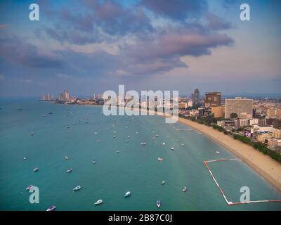 Luftansicht Mit Drone. Touristen am Pattaya Beach, Chonburi, Thailand. Schöne Landschaft Hut Pattaya Beach. Stockfoto