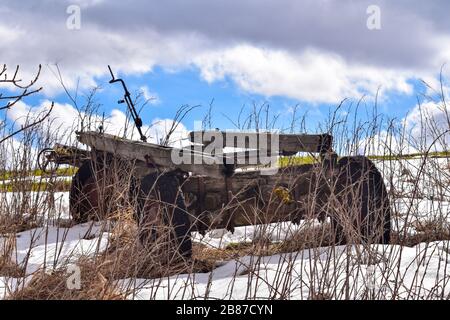 Alter zerbrochener Pferdewagen auf dem Feld. Stockfoto