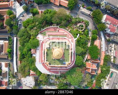 Drone Von Oben. Wat Saket, der Tempel des goldenen Berges, Reise-Wahrzeichen von Bangkok, Thailand. Stockfoto