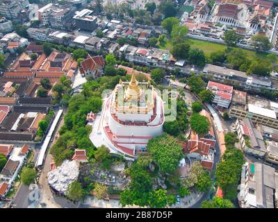 Luftansicht Mit Drone. Wat Saket, der Tempel des goldenen Berges, Reise-Wahrzeichen von Bangkok, Thailand. Stockfoto