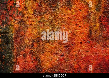 Oberflächentextur mit vielen Farben mit einer starken porösen und rissigen Oberflächenstruktur. Für abstrakte Hintergründe. Deutschland Stockfoto