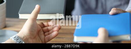 Zwei Geschäftsleute Austausch mit Notebooks im Büro Arbeitsplatz Stockfoto