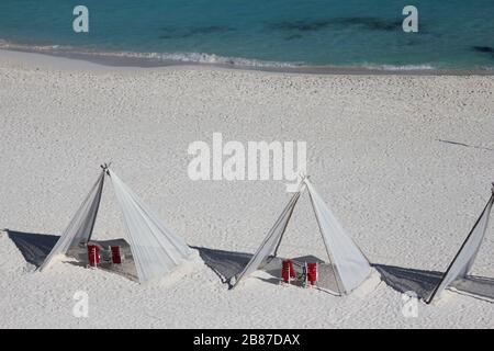 Unterkünfte am Strand vor dem Hyatt Zilara Resort, Hotel Zone, Cancun, Quintana Roo, Yucatan Peninsula, Mexiko Stockfoto