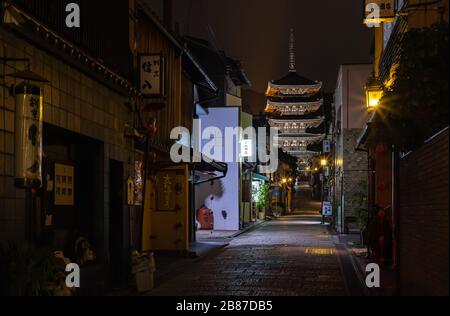 Ein Bild des Hōkan-JI-Tempels, auch Yasaka-no-Tou genannt, in der Nacht. Stockfoto