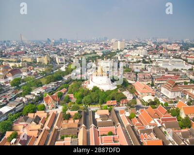 Luftansicht Mit Drone. Wat Saket, der Tempel des goldenen Berges, Reise-Wahrzeichen von Bangkok, Thailand. Stockfoto