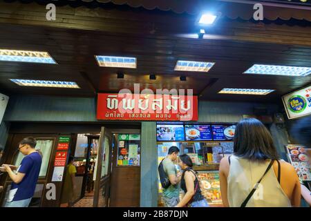BANGKOK/THAILAND - 31. Dezember: Thipsamai Restaurant Pud Thai Pre tu Phe die beste Straße mit blick auf die thailändische Küche in der Stadt oder Fried Nudel Thai-Sty Stockfoto