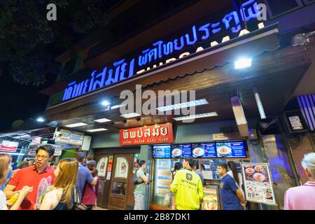 BANGKOK/THAILAND - 31. Dezember: Thipsamai Restaurant Pud Thai Pre tu Phe die beste Straße mit blick auf die thailändische Küche in der Stadt in der Nähe der Straße Kkao san Wann Stockfoto