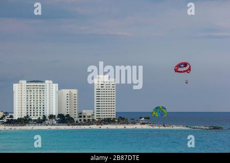 Parasailing vor Punta Cancun, in der Nähe des Hyatt Zive Resort, Hotel Zone, Cancun, Quintana Roo, Yucatan Peninsula, Mexiko Stockfoto