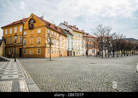 Prag, Tschechien - 19. März 2020. Straße Na Kampe an der Karlsbrücke ohne Touristen während des Reiseverbots von Coronavirus Stockfoto
