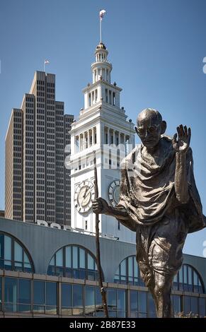 Mahatma-Gandhi-Skulptur auf der plaza San Franciscos Ferry Building. Stockfoto