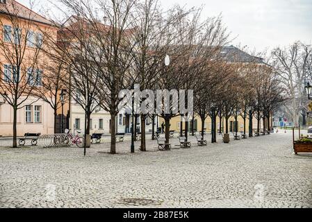 Prag, Tschechien - 19. März 2020. Straße Na Kampe an der Karlsbrücke ohne Touristen während des Reiseverbots von Coronavirus Stockfoto