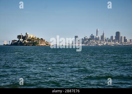 Das Gefängnis von Alcatraz Island vor der Skyline von San Francisco. Stockfoto