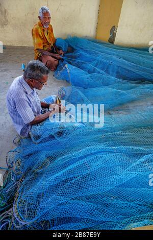 Jaffna, Sri Lanka - Februar 2020: Männer reparieren Netze im Fischereibezirk Jaffna am 23. Februar 2020 in Jaffna, Sri Lanka. Stockfoto