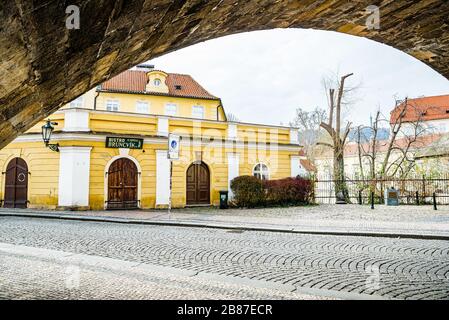 Prag, Tschechien - 19. März 2020. Straße Na Kampe an der Karlsbrücke ohne Touristen während des Reiseverbots von Coronavirus Stockfoto