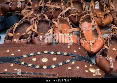 Traditionelle bulgarische Latherschuhe - Zarvuli Stockfoto