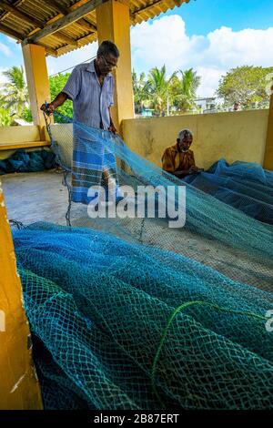 Jaffna, Sri Lanka - Februar 2020: Männer reparieren Netze im Fischereibezirk Jaffna am 23. Februar 2020 in Jaffna, Sri Lanka. Stockfoto