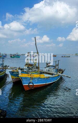 Jaffna, Sri Lanka - Februar 2020: Fischerboote im Fischerviertel Jaffna am 23. Februar 2020 in Jaffna, Sri Lanka. Stockfoto