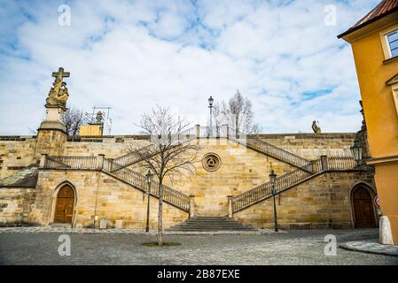 Prag, Tschechien - 19. März 2020. Straße Na Kampe an der Karlsbrücke ohne Touristen während des Reiseverbots von Coronavirus Stockfoto