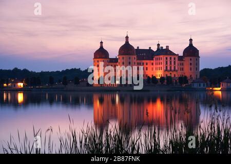 Das berühmte Schloss in Moritzburg in der Nähe von Dresden am Abend mit Lichtern Stockfoto