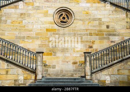 Prag, Tschechien - 19. März 2020. Straße Na Kampe an der Karlsbrücke ohne Touristen während des Reiseverbots von Coronavirus Stockfoto