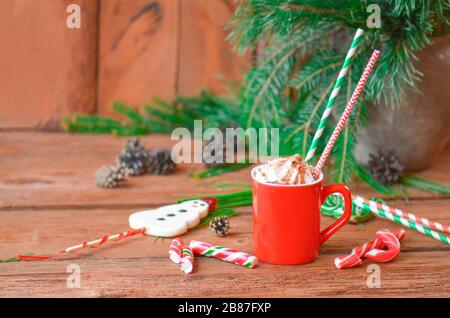 Heiße Schokolade mit Schlagsahne. Hausgemachte Pfefferminzschokolade. Tasse heißen Kakaos mit Süßigkeiten. Stockfoto