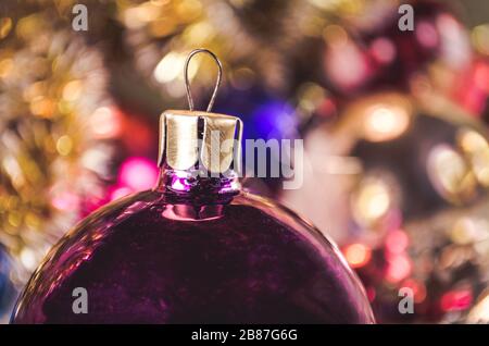 Vintage Weihnachtshintergrund mit Weihnachtsdekoration und Baubeln. Stockfoto