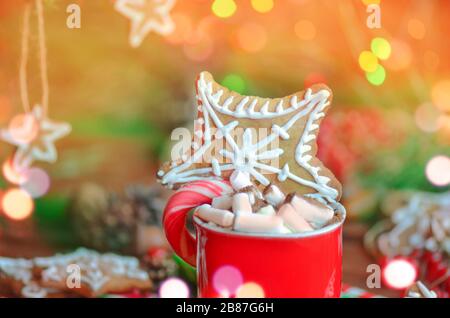 Eine Tasse heiße Schokolade mit Marshmallows. Stockfoto