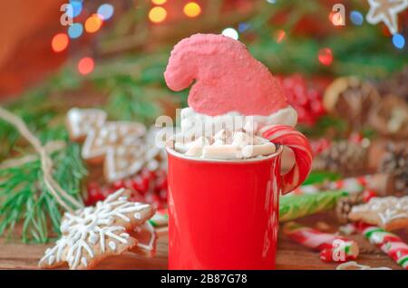 Plätzchen für den Weihnachtsmann. Weihnachtsmann Red hat Plätzchen und heiße Schokolade. Stockfoto
